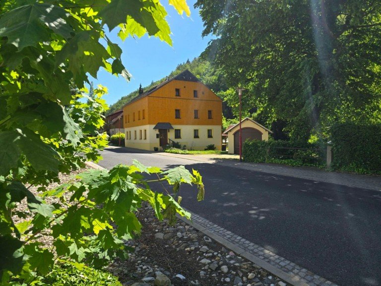 Au�enansicht Tharandt Mehrfamilienhaus Solide Investition, langfristige zufriedene Mieter, beliebt, weil kurzer Weg zur Au�enstelle der TU!