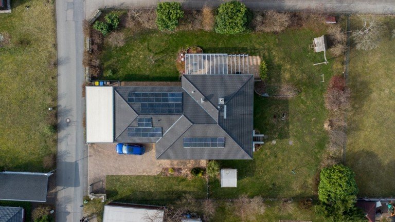 Drohnenaufnahme vom Grundst�ck Wilsdruff Bungalow Ihr neues Zuhause mit viel Fl�che, Ruhe, Fernblick, Kamin, PV-Anlage, Erdw�rme wartet auf Sie !