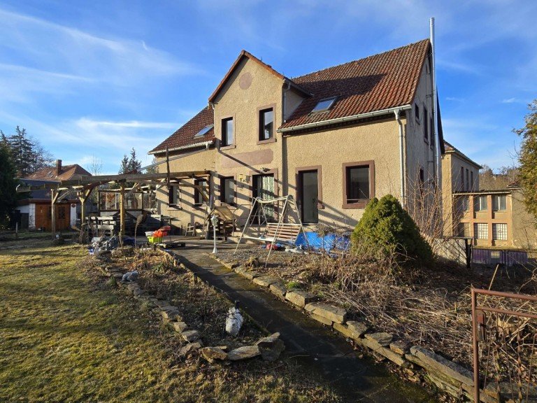 Au�enansicht Halsbr�cke Einfamilienhaus Hier haben Sie viel Platz und schaffen mit den notwendigen Restarbeiten in Ihr neues Familienidyll!