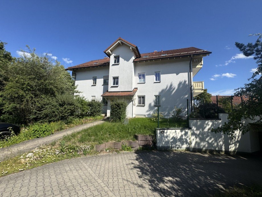 Ansicht mit Tiefgarageneinfahrt Etagenwohnung Klingenberg