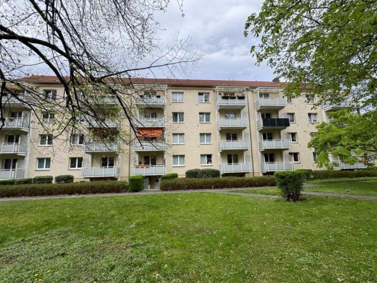 Hofansicht Dresden Wohnung 3-Raumwohnung in beliebte Wohnlage, gr�nes Umfeld, praktischer Grundriss, Wannenbad mit Fenster